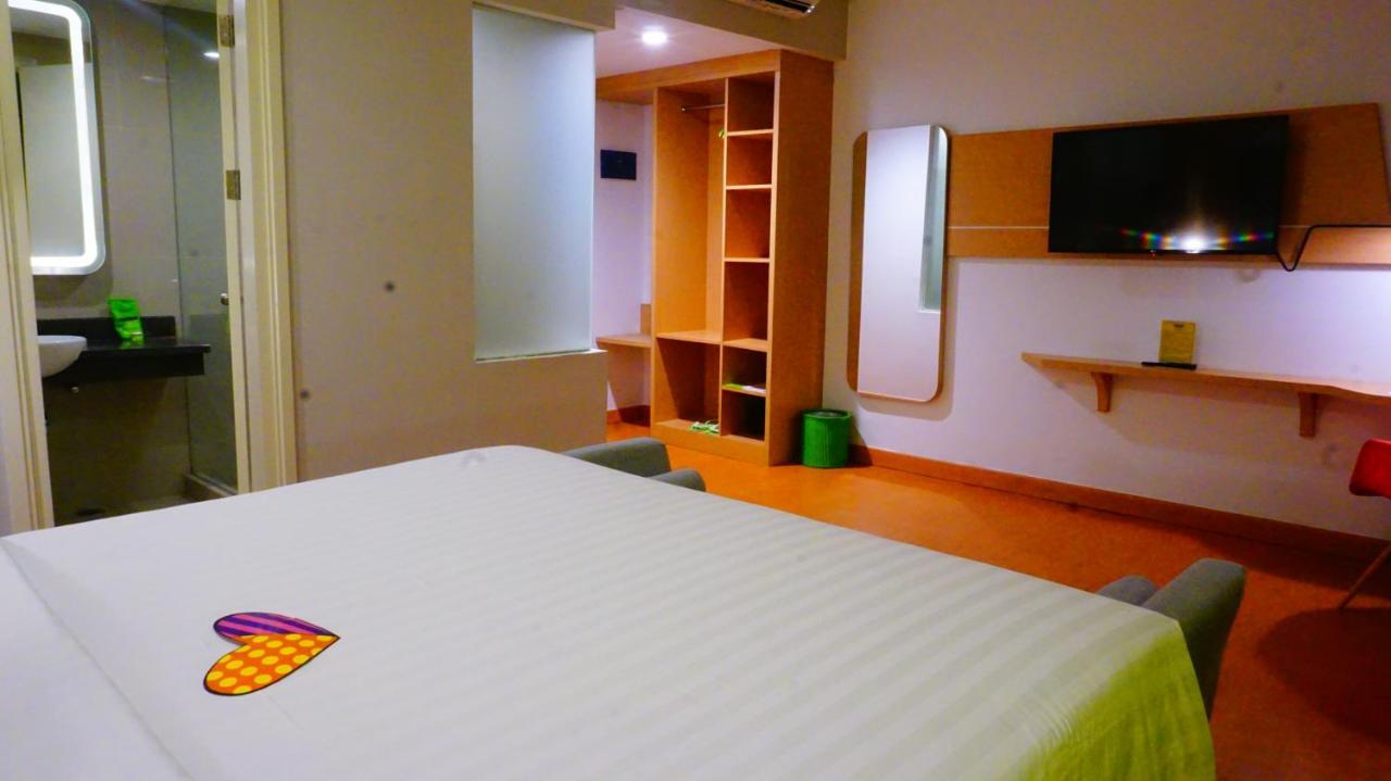MaxOneHotels at Resort Makassar Exteriör bild